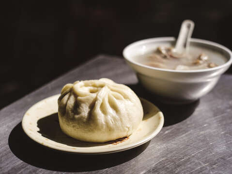 -	四神スープと肉まんの組み合わせは台北人にとって唯一無二の食べ方です。