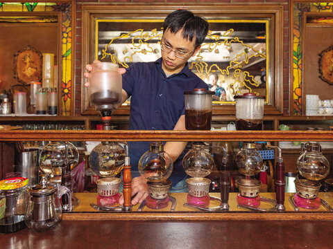 The Old Tree Coffee, famous for its siphon coffee, has stood on Xinsheng South Road for more than 30 years and is still the first choice for Taipei coffee connoisseurs. (Photo / Samil Kuo)