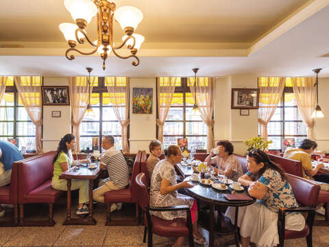 Astoria Café is a Russian-style coffee house known for its European style decoration and Russian pastries. (Photo / Samil Kuo)