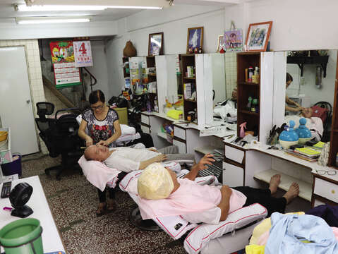 A ee miの目には万華区にある伝統的な理髪店さえも非常に興味深い題材になります。（写真/右：Taiwan Scene, イラスト/左：A ee mi)