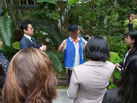 十個葉子關卡都有臺北典藏植物園的志工進行解說