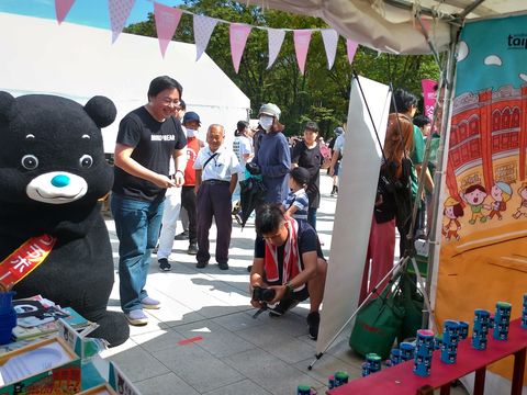 Taiwan_Plus_劉奕霆局長與熊讚一同體驗Taiwan_plus攤位的套圈圈活動。