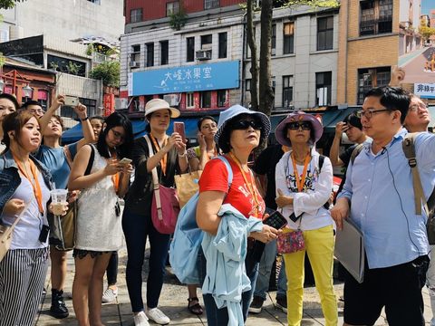 《台北畫刊》粉絲們跟著台北城市散步創辦人邱翊沿迪化街一段漫步，聆聽大稻埕在地歷史。