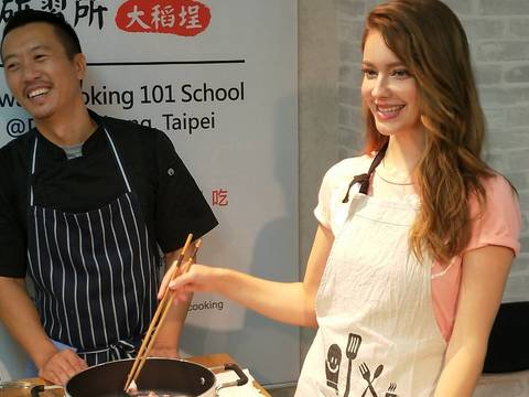 之前才表明想在台灣開餐廳的安妮，在老師的指導下烹調道地滷肉飯。