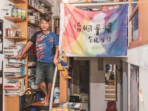 楊鈞文目前是全職爸爸，他與太太翁麗淑、3個孩子時常在家討論各種性別議題。