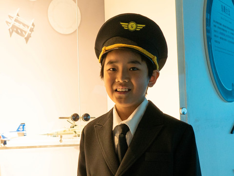安和國小四年級賴弘雄小朋友為大家介紹雷虎小組的飛機