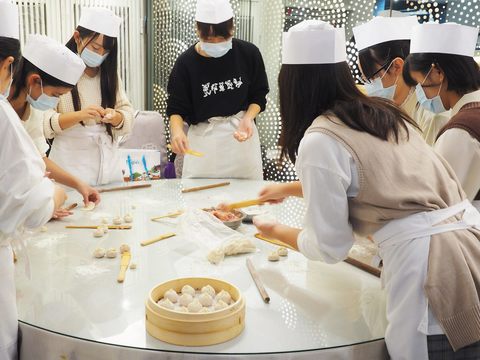 日本濱松市立高等學校修學旅行的師生至臺北體驗小籠包製作