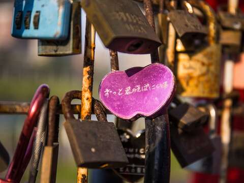 成美左右岸河濱公園設有多樣愛情主題設施物，像是愛情鎖
