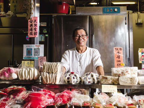 Ren Tai-hsing, the second generation of Shanghai Hoshing Pastry Shop, has lived and worked in Nanmen market for over 60 years. (Photo / Yi Choon Tang)