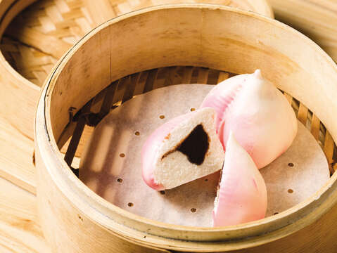 Peach-shaped buns (Photo / Yi Choon Tang)
