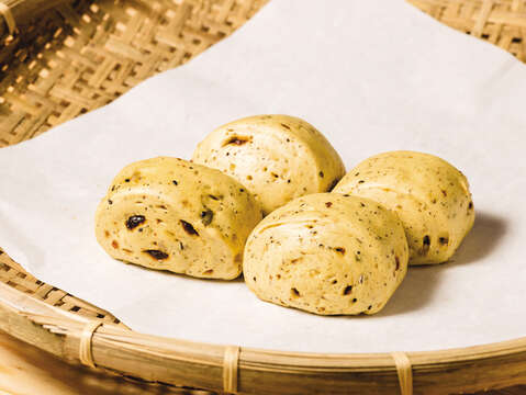 Steamed nut or pumpkin bread rolls (Photo / Yi Choon Tang)