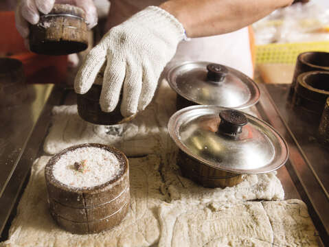 Customers can witness the preparing of sponge cake at Hoshing’s market stall. (Photo / Yi Choon Tang)