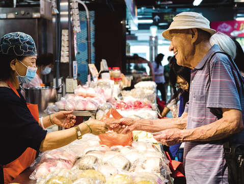 南門市場のお店とお客さんの間には長年培った友情があり、それが台北の人情味となっています。
