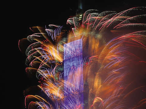 The Taipei 101 New Year countdown fireworks show attracts tens of thousands of tourists every year. (Photo / Gao Zanxian)