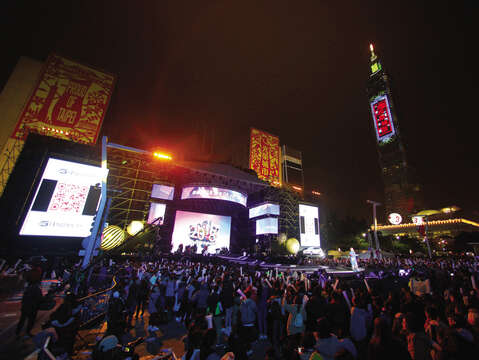 Taipei embraces Western new year with the hours-long stage show centered around Taipei City Hall and Taipei 101. (Photo / Gao Zanxian)