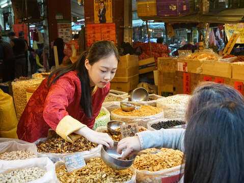 Dihua Street is a place where people go to get gifts right before the Lunar New Year. (Photo / Liu Jiawen)