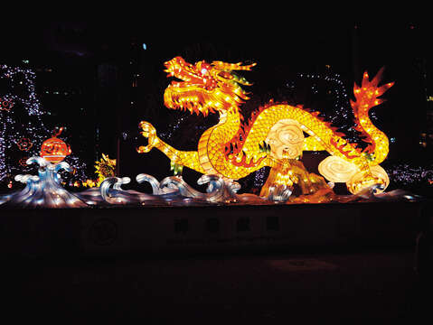 “Lucky Dragon Brings Prosperity and Good Fortune ( 祥龍獻瑞 ) ” exhibited during the 2012 Taipei Lantern Festival. (Photo / Lin Jianer)