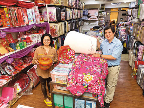 Zhang Baoren and his wife runs their century-old cotton quilt shop. Its good reputation online has brought great success. (Photo / Wang Hanshun)