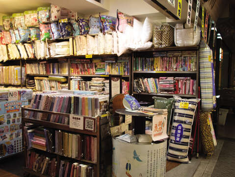 瑞成は手作り布団だけでなく、流行りの羽毛布団や羊毛布団も売っています。(写真/MyTaiwanTour)