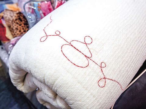 赤いひょうたんの刺繍は、5代続く瑞成のトレードマークです。