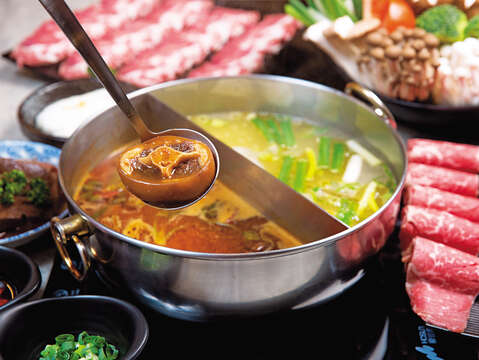 「罌粟牛尾麻辣鍋」のスープはほんのりと甘く、口当たりが爽やかです。(写真/林煒凱）