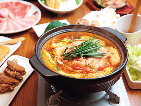 「赤から」秘伝の赤から鍋は、好みに合わせて好きな辛さが選べます。(写真/林育緯
