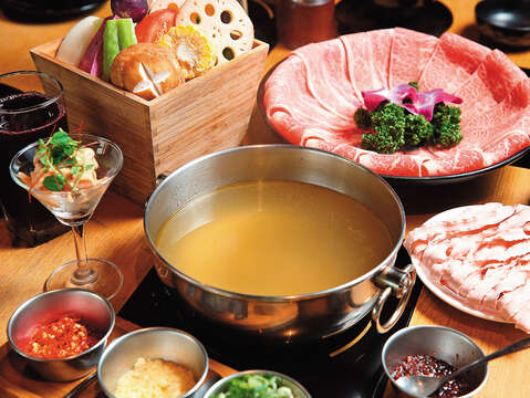 「コンソメスープ」を使った珍しい鍋料理は、黄金色のスープが特徴です。(写真/林育緯）