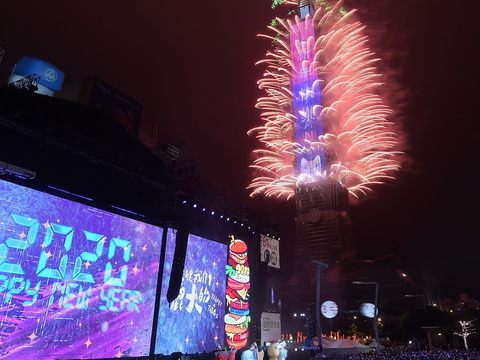 晚會最高潮─台北101新年大秀，以「希望之光・台灣」為題的300秒燈光煙火秀，首創「幻彩三變化」煙火，陪民眾迎接嶄新2020。