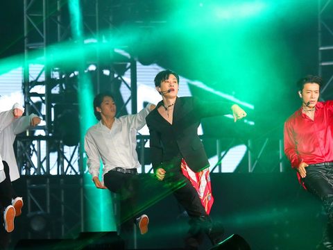 韓國人氣天團Super Junior子團D&E 帥氣登上臺北跨年晚會現場，以熱情組曲嗨翻現場民眾，掀起跨年高潮。