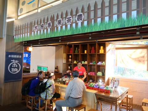 木柵專業茶農駐點茶推廣中心,示範泡茶流程及提供茶品試飲。