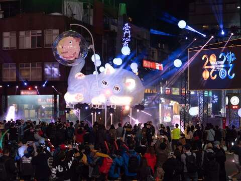 Festival Lampion Taipei 2020 Bertajuk “TOGETHER WE GLOW” Lampion-lampion kreatif gemerlap secara berangkaian di Distrik Barat dan Timur