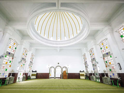 The domed roof of Taipei Grand Mosque is about 15 meters high, and is supported without any beams. (Photo / Yenyi Lin)