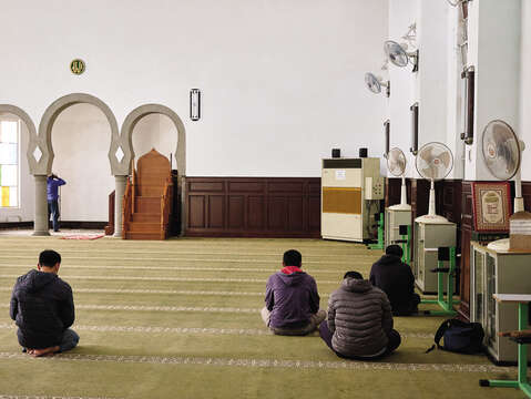 台北のムスリムは頻繁に清真寺を訪れ、祈りを捧げて精神を落ち着かせます。