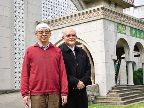 趙博士(右)と親友の王保新さん(左)は台北清真寺が建設される過程をその目で見てきました。