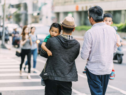 ​​​​​​台北の街角を歩く姿は、誰もがオープンで寛容なこの都市で自由自在に生活できることを表しています。