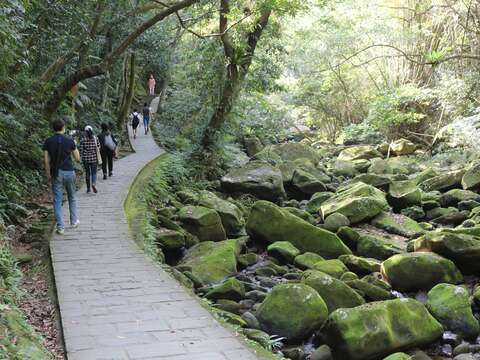 圓覺寺步道沿溪流而上，景色優美