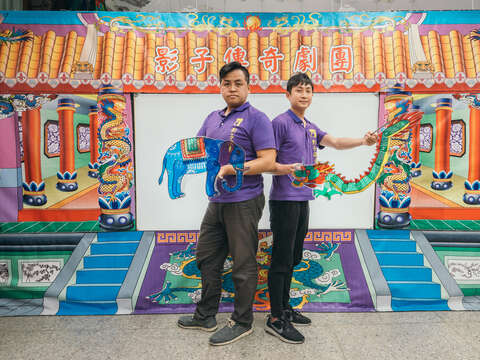 影子伝奇劇団の蕭孟通団長(左) と弟の蕭乃誠(右) さんは父の後を継いで皮影戯を世界中に広めるための活動をしています。(写真 / Samil Kuo)