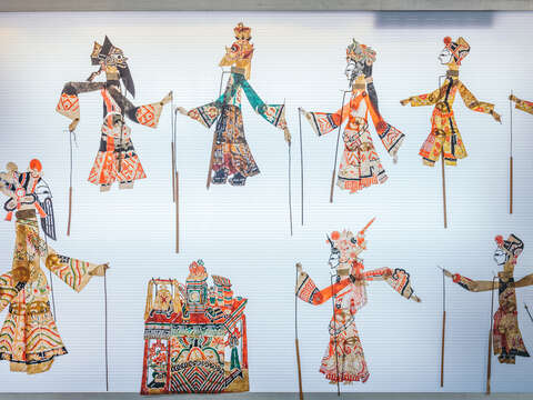 伝統的な皮影戯の人形は牛皮を使用していましたので、とても時間がかかります。(写真 / Samil Kuo)