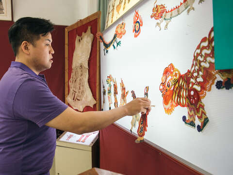蕭団長は文化を伝えることの難しさを理解した上で、努力を重ねて皮影戯文化を次の世代へ残そうとしています。(写真 / Samil Kuo)