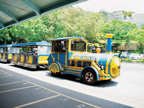 台北市立動物園は東アジア最大の動物園で、園内には美しい景観があるだけでなく片道たったNT$5で乗れるシャトルバスも用意されています。
