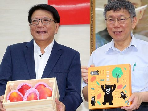 臺北市長柯文哲與屏東縣長潘孟安展示特色產品芒果酥與芒果