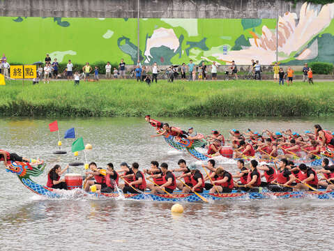 端午節に行われるドラゴンボートレースは2,500 年以上に渡る伝統的な風習です。( 写真/ 台北市体育局)
