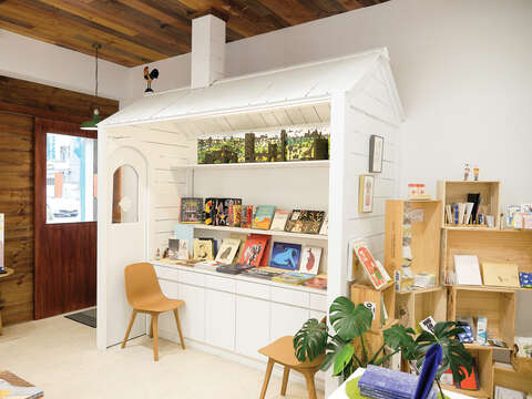 店内では低めの本棚を利用し、アートギャラリーのような雰囲気を作り出しています。