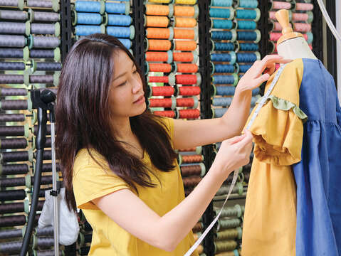 Ángeles のオーナーの劉さんは子供服の製作に携わることで子供の頃からの夢を少しだけ叶えました。