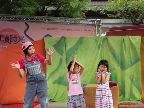九歌兒童劇團邀請小朋友上台互動，鼓勵小讀者以肢體動作表達感覺，也是一種「閱讀」