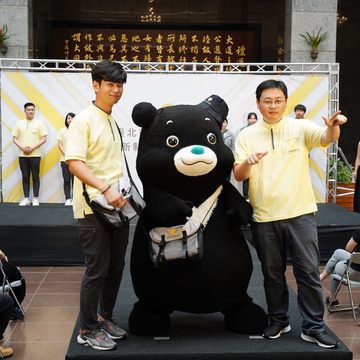楊子儀與觀傳局長劉奕霆及熊讚穿著新制服亮相.JPG