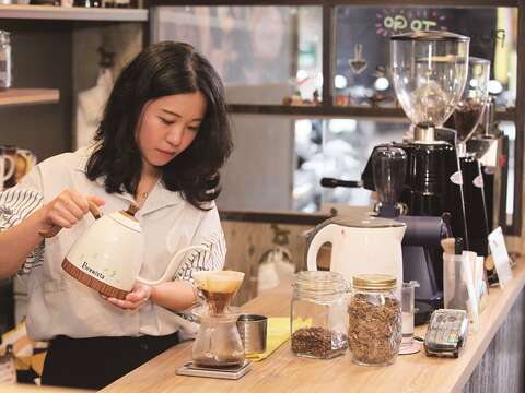 萬華老城咖啡香活動發起者陳筱怡透過咖啡推廣萬華在地文化。