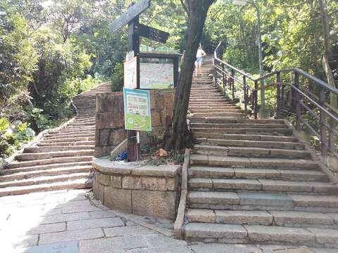 05象山步道剛過靈雲宮就分為兩條路，本次活動先走左邊山腰步道。