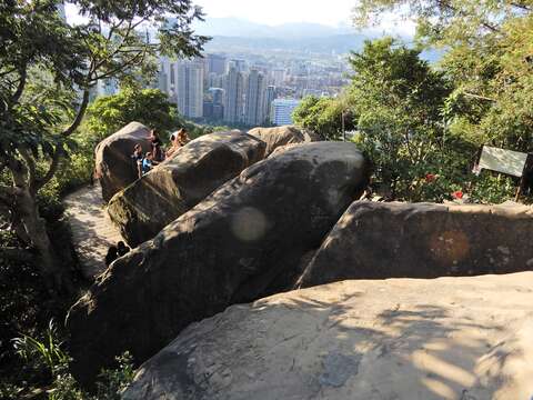 08六巨石是象山步道上最熱門的拍照景點。