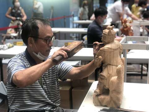 木雕師傅現場表演雕刻工藝